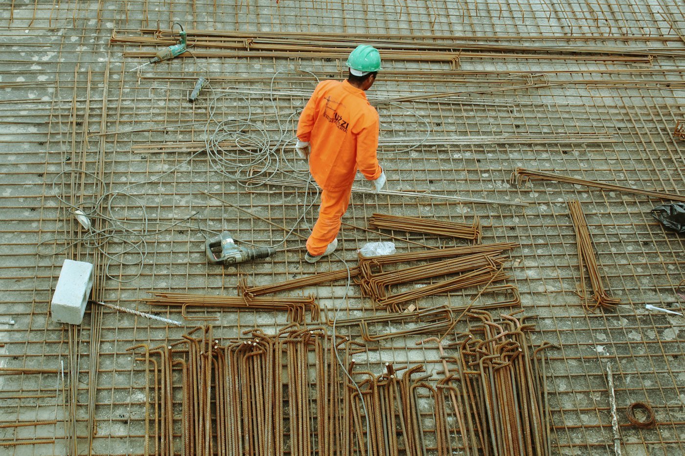 Construction worker in PPE on a Gulf project site where MEP and HVAC packages are installed